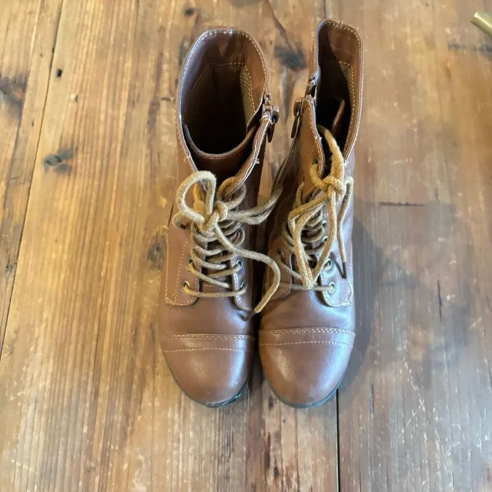 Link Brown Lace Up Ankle Bootie Side Zip Size 10